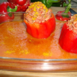 Gevulde paprika met verse tomatensaus en aardappelpuree