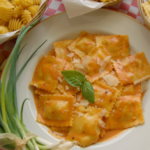 Huisgemaakte ravioli met tomaat - mascarpone saus