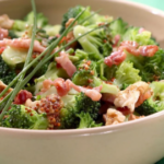 Broccolipuree met kalkoenspek en vleessaus