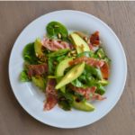 Salade met advocado gebakken pancetta ham