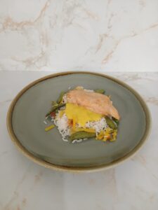 Kipfilet in currysaus met wokgroenten en rijst