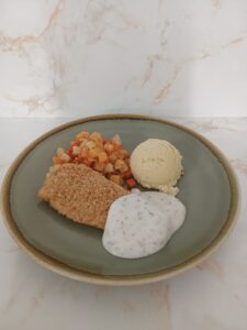 Puree met brunoisegroenten -gepaneerde  vis en vissaus