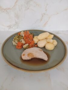 Aardappelen met broccolimix, kalkoenlapje en jus